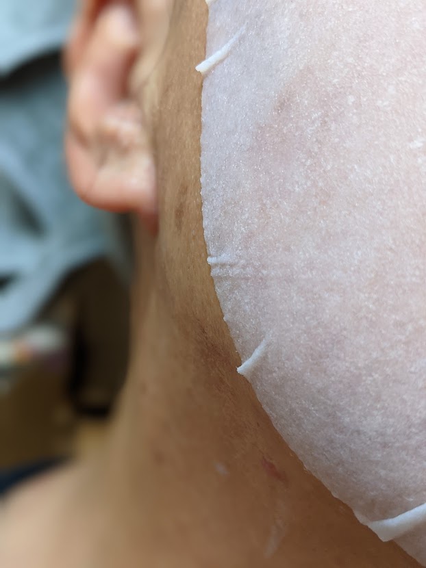 お米マスク顔に貼る